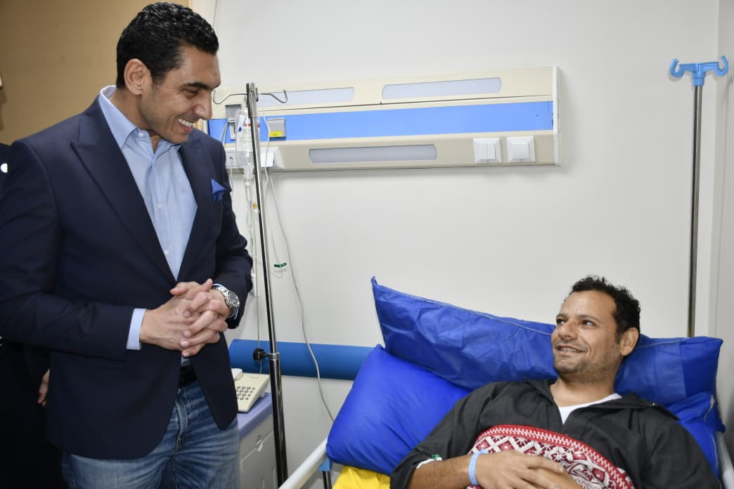 وزير الرياضة يزور أحد عاملي النظافة للاطمئنان على حالته الصحية
