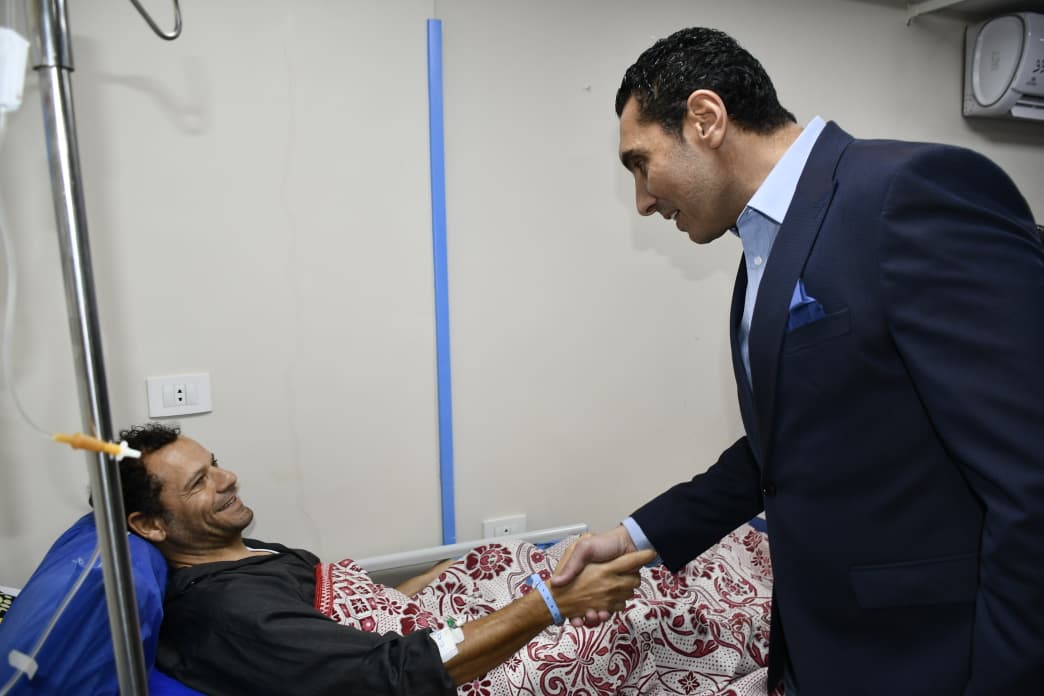 وزير الرياضة يزور أحد عاملي النظافة للاطمئنان على حالته الصحية