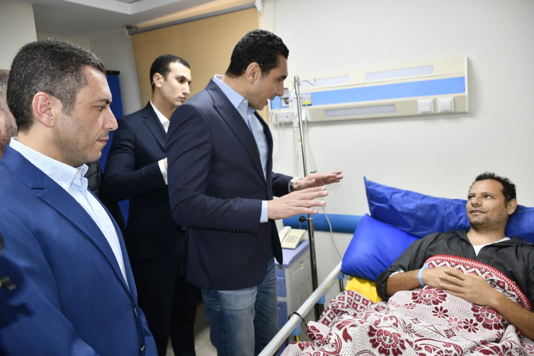 وزير الرياضة يزور أحد عاملي النظافة للاطمئنان على حالته الصحية