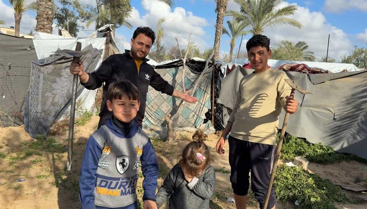 يظهر ميرا وعاهد بصحبة والدهم وأحد أفراد العائلة من غزة أثناء تنظيف وتهيئة ما حول الخيام