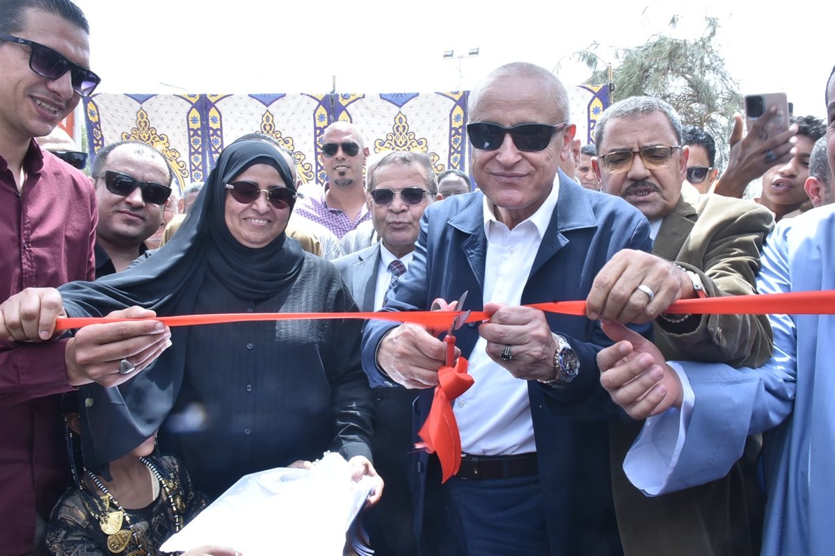 محافظ الأقصر يفتتح محطتي صرف صحي في إسنا