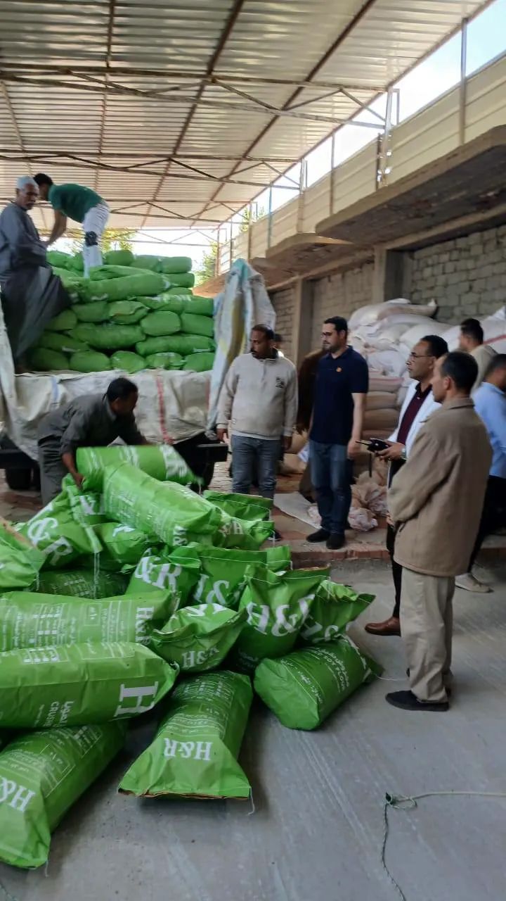 ضبط مصنع يحول العلف الحيواني إلى دقيق صويا للاستخدام الغذائي بالمنوفية