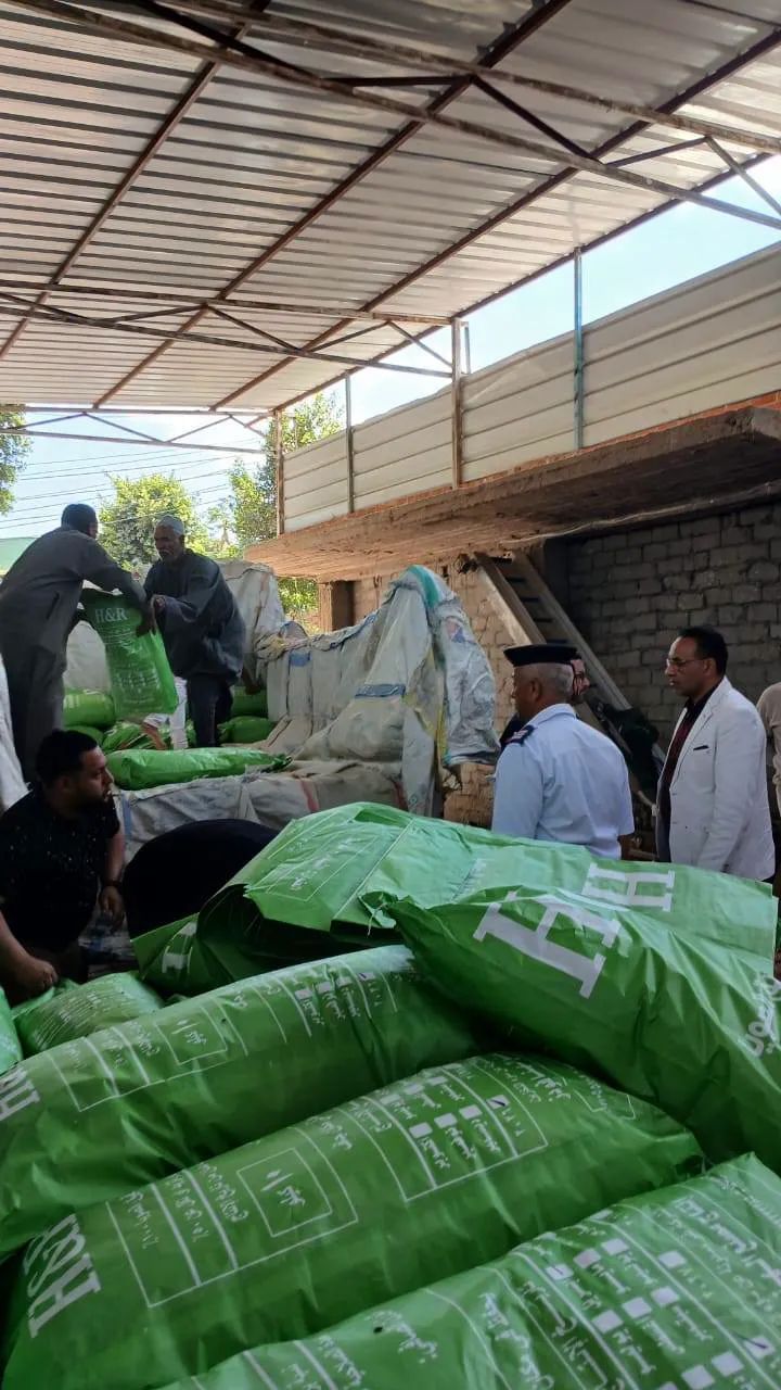 ضبط مصنع يحول العلف الحيواني إلى دقيق صويا للاستخدام الغذائي بالمنوفية