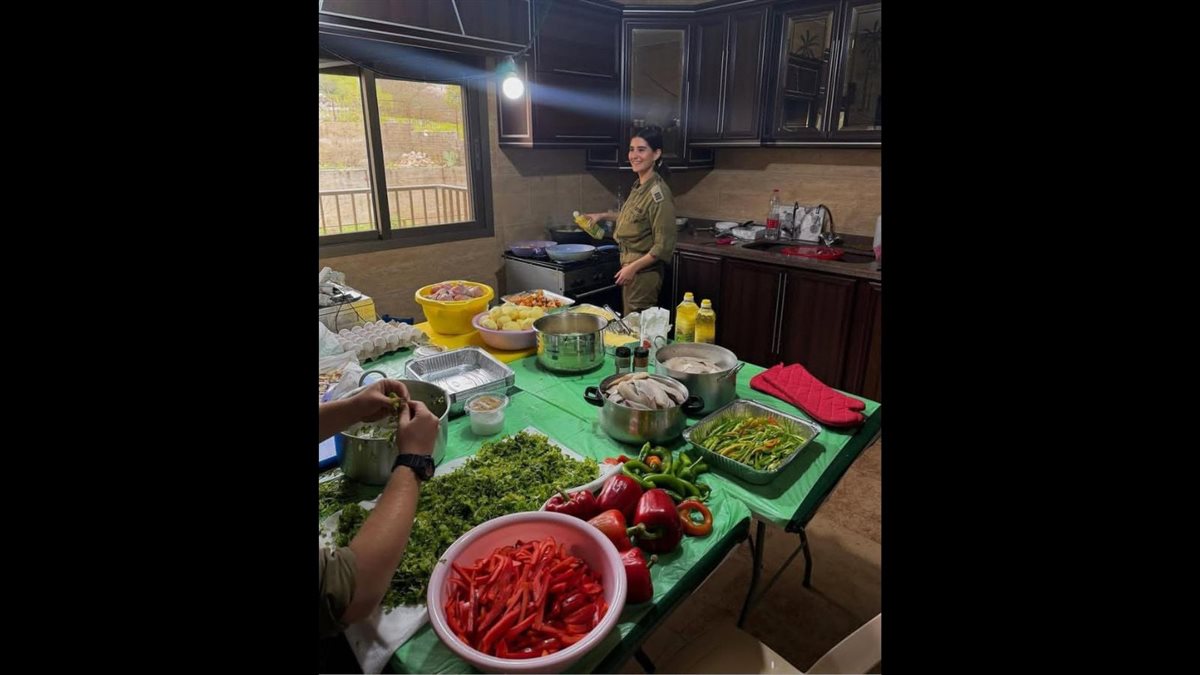 صورة متداولة لمجندة إسرائيلية في مطبخ منزل بجنوب لبنان