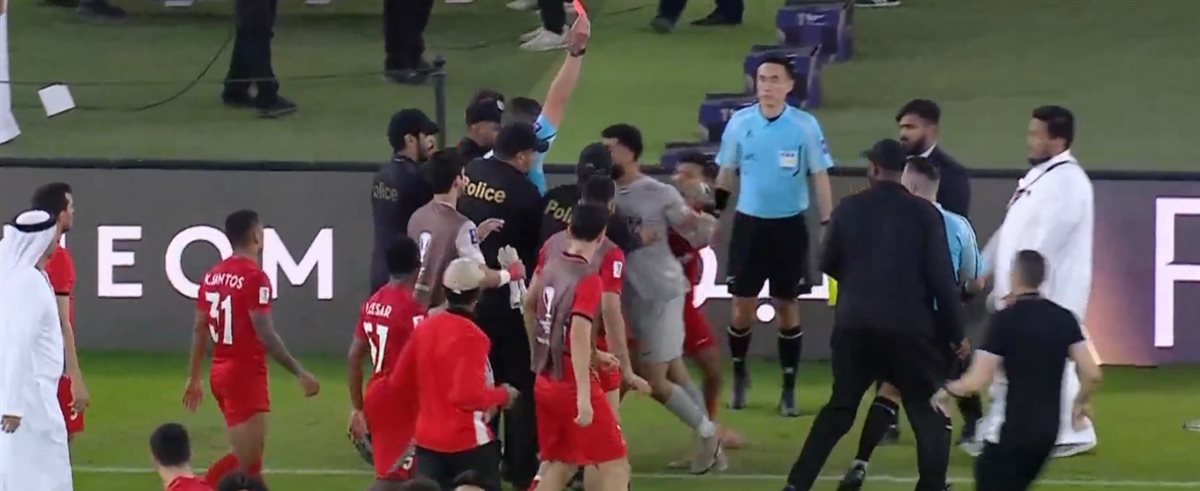 <strong>اعتراضات عنيفة وشديدة اللهجة من لاعبي شباب الأهلي دبي تجاه حكم مباراتهم أمام ماتشيدا زيلفيا الياباني عقب توديعهم دوري أبطال آسيا للنخبة</strong>