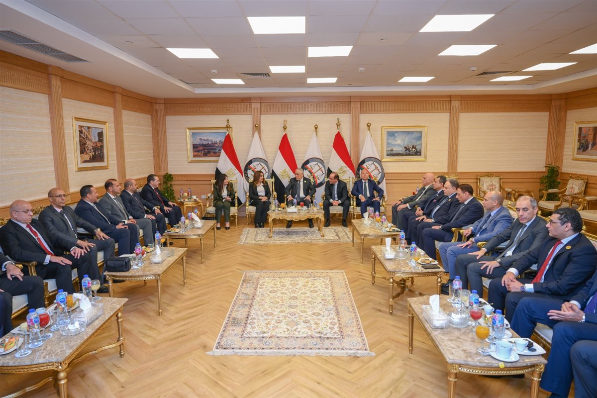 النيابة العامة تُسلم سبائك فضية ووثائق لعدد من الأراضي التي أُخليت من المركبات المتحفظ عليها