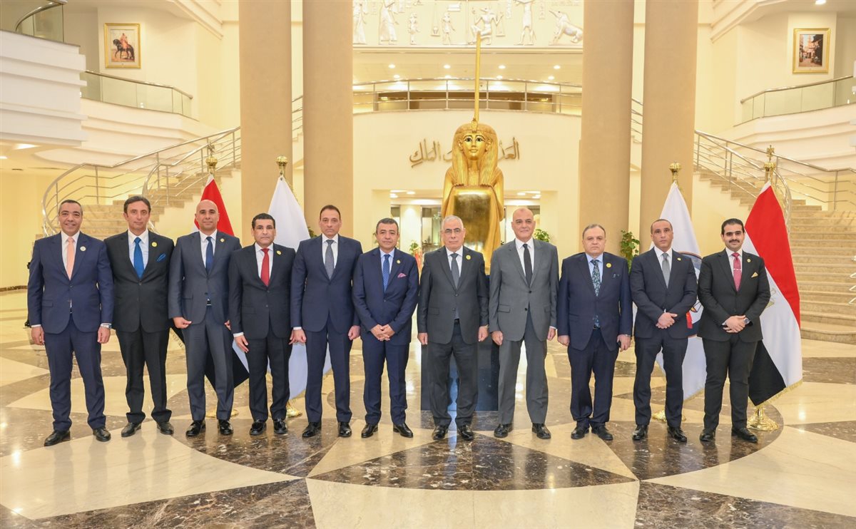 النيابة العامة تُسلم سبائك فضية ووثائق لعدد من الأراضي التي أُخليت من المركبات المتحفظ عليها