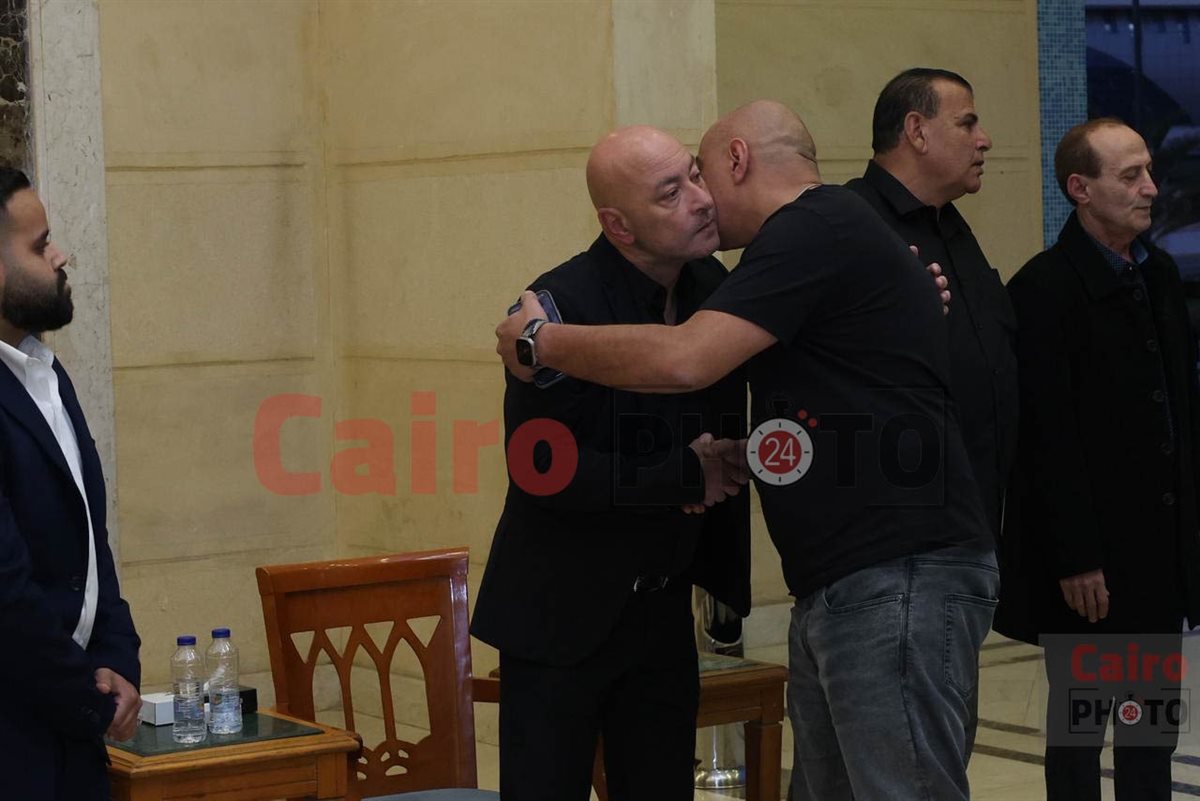 منة شلبي تصل مسجد المشير طنطاوي بالتجمع الخامس لاستقبال عزاء والدها&nbsp;