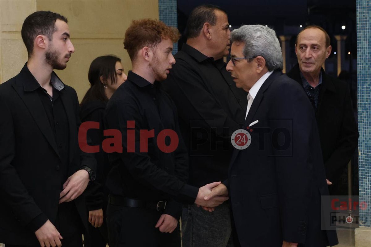 محمود سعد يقدم واجب العزاء في والد منة شلبي