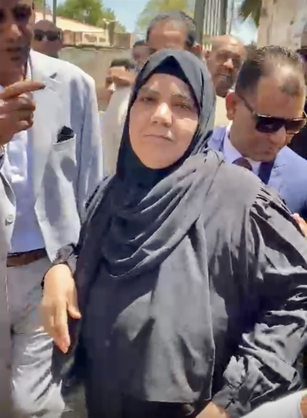 موقف عفوي بين محافظ الأقصر وسيدة من أرمنت&nbsp;