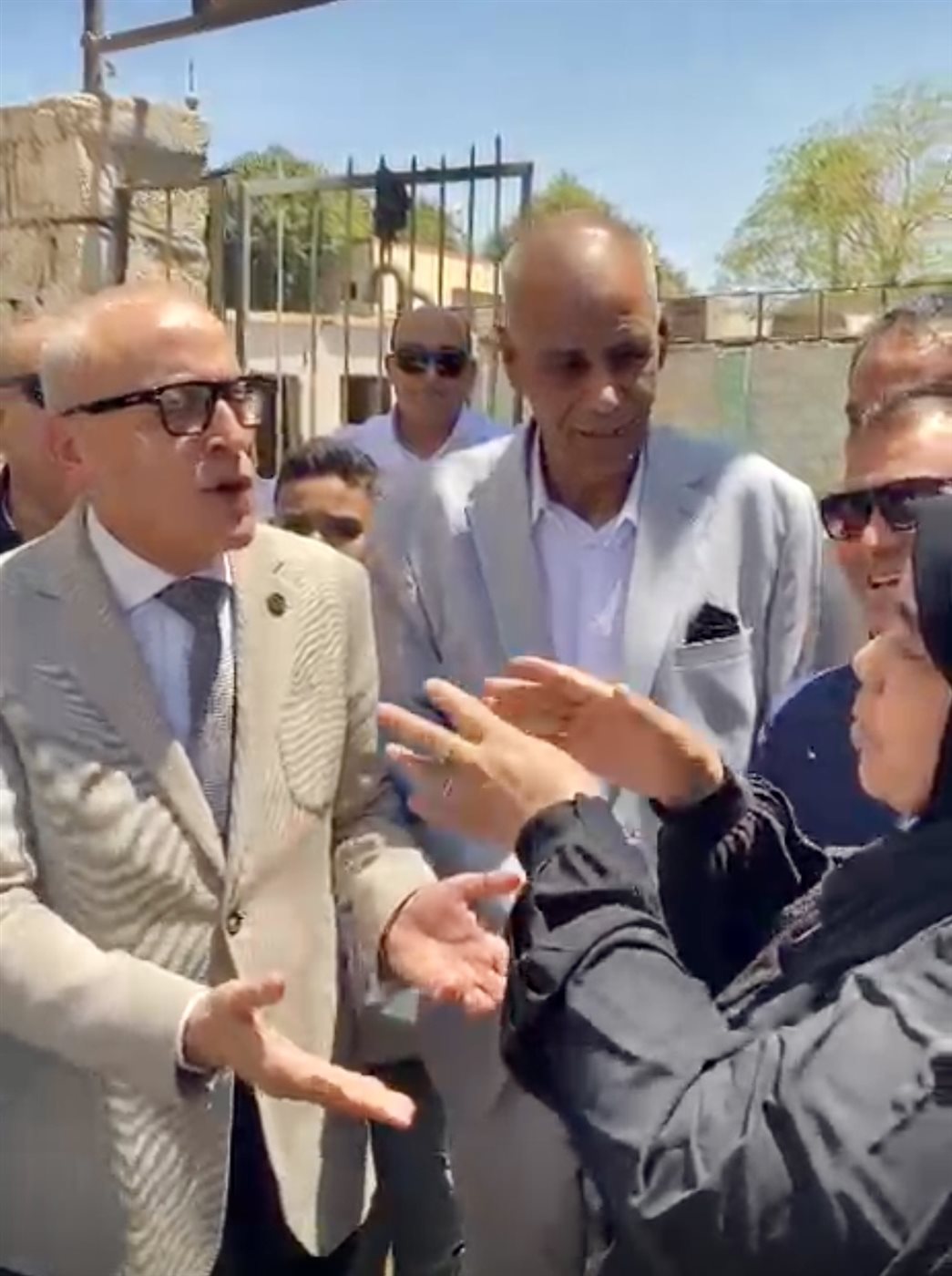 موقف عفوي بين محافظ الأقصر وسيدة من أرمنت&nbsp;