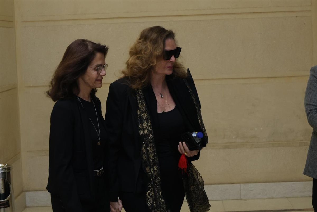 يسرا وأمير كرارة وكريم عبد العزيز.. توافد النجوم لعزاء والد منة شلبي في مسجد المشير طنطاوي