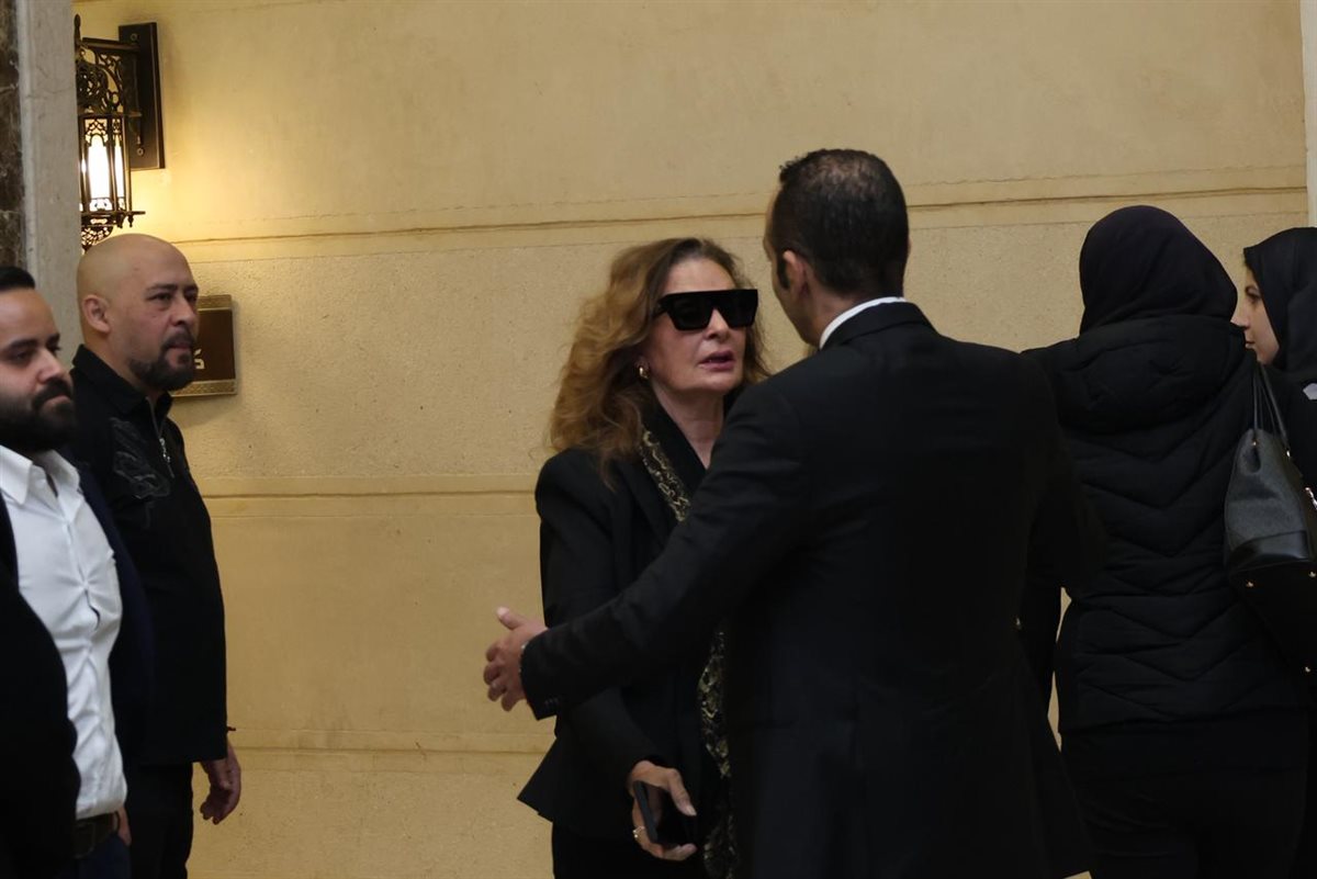 يسرا وأمير كرارة وكريم عبد العزيز.. توافد النجوم لعزاء والد منة شلبي في مسجد المشير طنطاوي