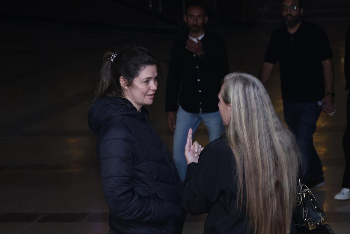 يسرا وأمير كرارة وكريم عبد العزيز.. توافد النجوم لعزاء والد منة شلبي في مسجد المشير طنطاوي