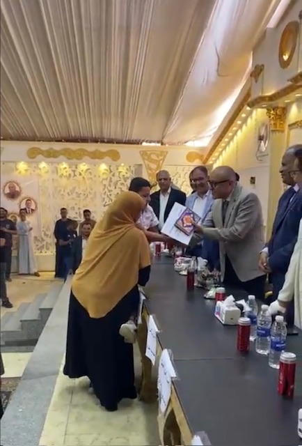حملت إبنها على كتفها لتسلم تكريمة&nbsp;
