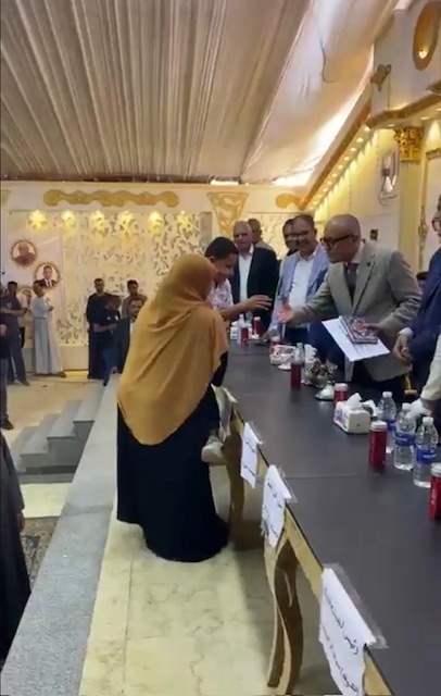 حملت إبنها على كتفها لتسلم تكريمة&nbsp;