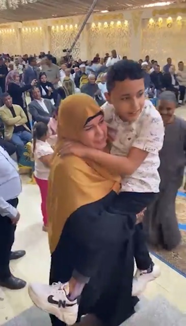 حملت إبنها على كتفها لتسلم تكريمة&nbsp;