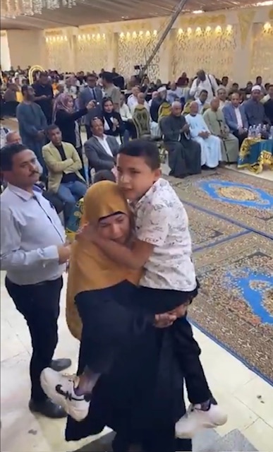 حملت إبنها على كتفها لتسلم تكريمة&nbsp;