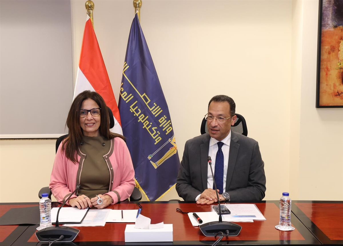 <strong>&nbsp;المهندس رأفت هندي وزير الاتصالات وتكنولوجيا المعلومات، والدكتورة جيهان زكي وزيرة الثقافة</strong>
