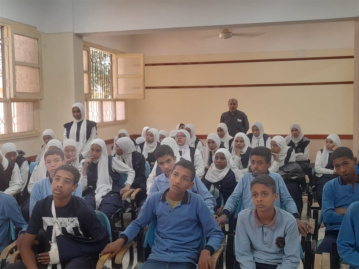 ندوات توعوية مكثفة بالمدارس