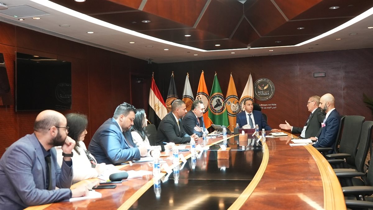 رئيس الرقابة المالية يبحث مع وفد أمريكي آليات جديدة لجذب المستثمرين