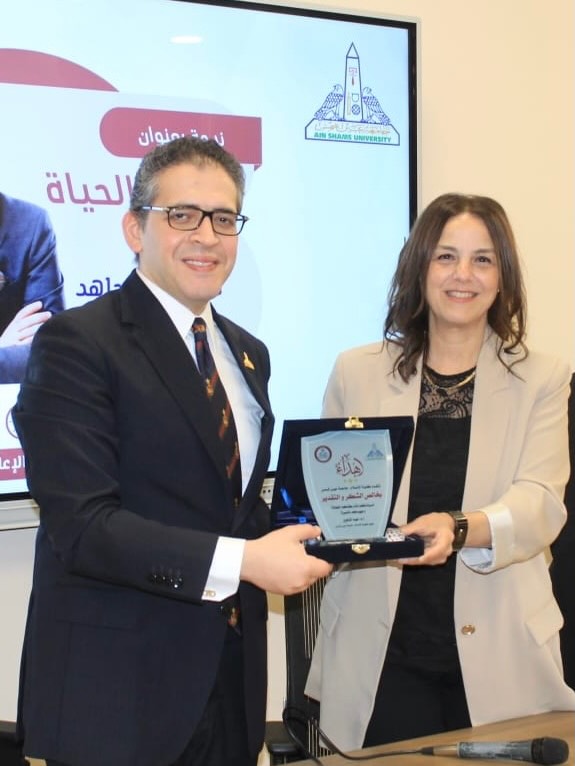 كلية الإعلام بجامعة عين شمس تكرم الدكتور مهاب مجاهد