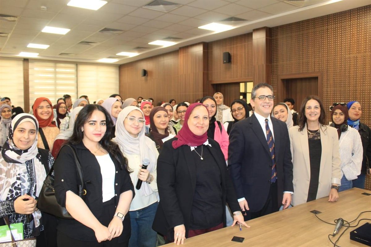 كلية الإعلام بجامعة عين شمس تكرم الدكتور مهاب مجاهد