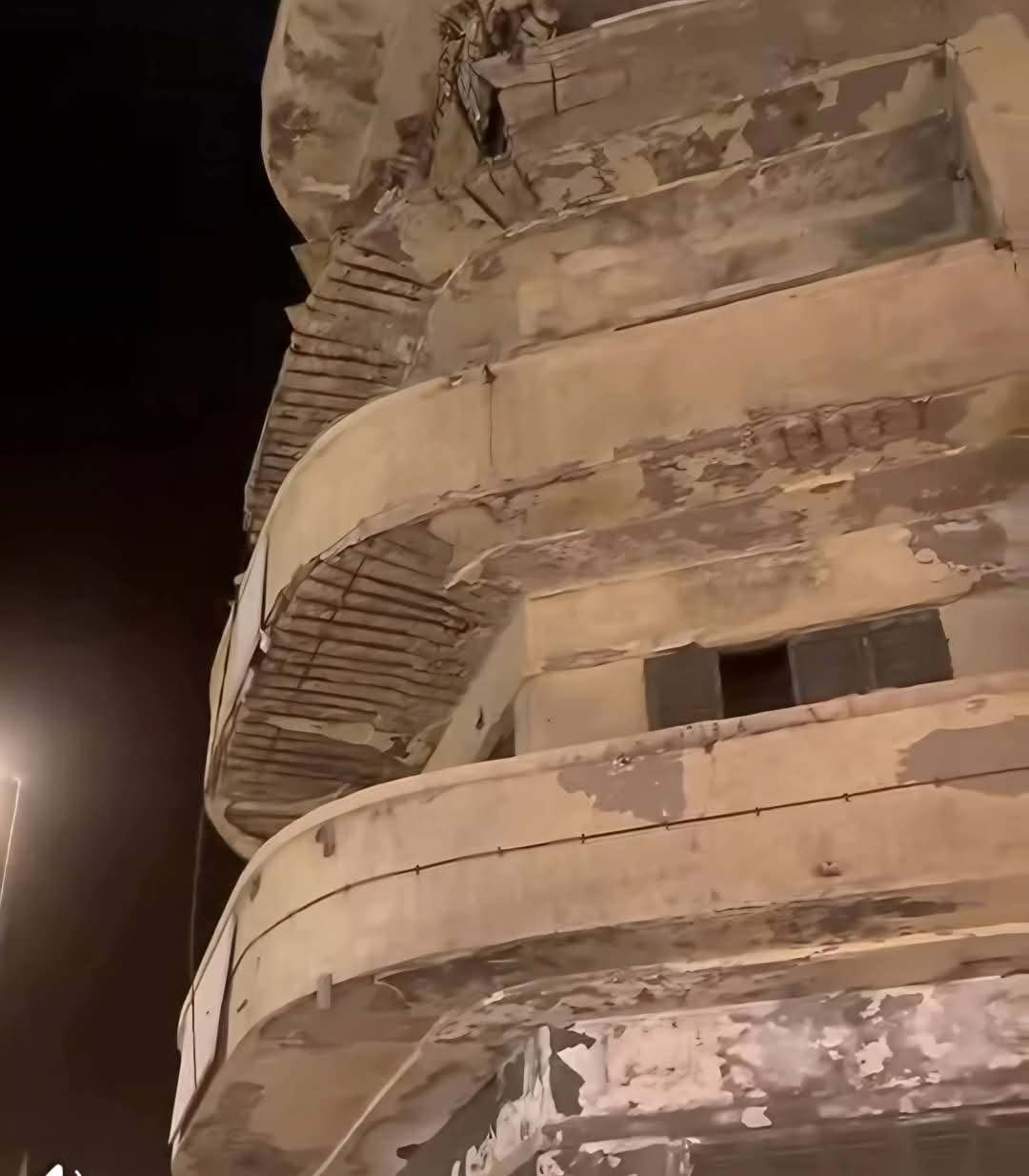 سقوط أجزاء من عقار&nbsp;