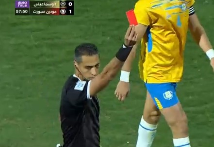 <strong>لقطة إشهار أمين عمر البطاقة الحمراء لـ خالد النبريص مهاجم الإسماعيلي أمام مودرن سبورت</strong>