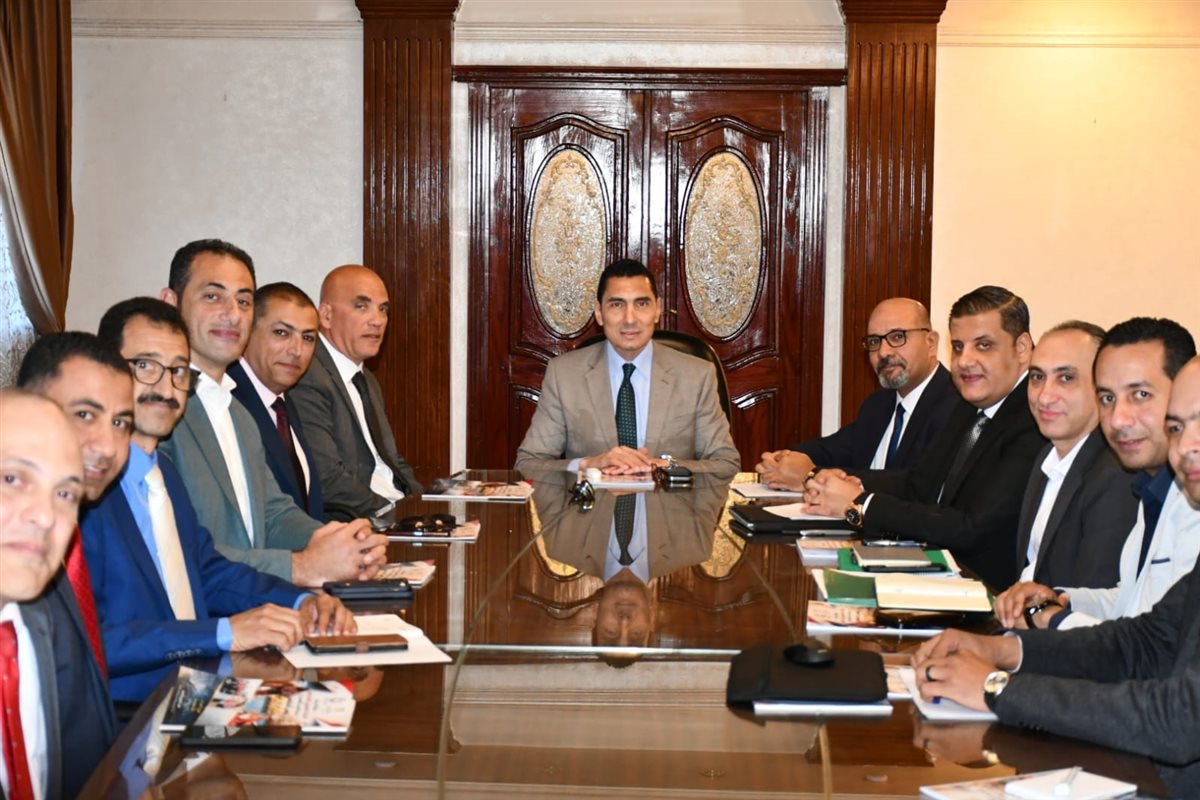 جانب من اجتماع وزير الرياضة مع<strong> مجلس إدارة اتحاد التجديف لمتابعة</strong>