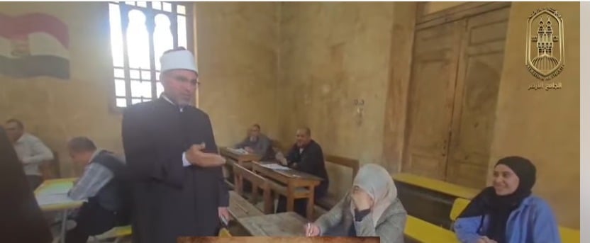 مشهد استثنائي يجمع سيدة وابنتها باختبارات نهاية المستوى برواق العلوم الشرعية والعربية