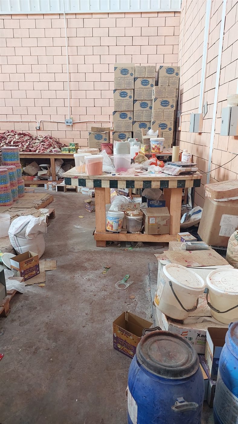 ضبط مصنع بداخله سلع غذائية منتهية الصلاحية في قنا
