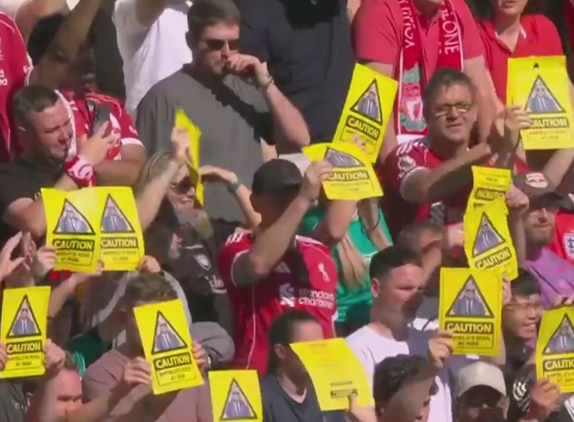 جماهير ليفربول تهاجم إدارة النادي خلال مباراة كريستال بالاس بالدوري الإنجليزي&nbsp;
