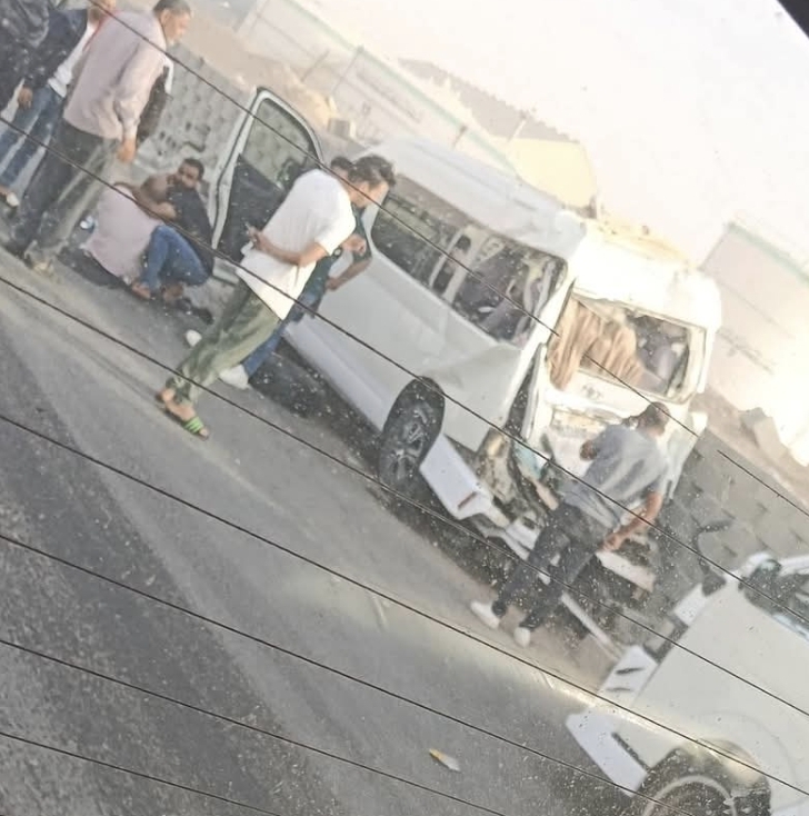 تصادم نقل وميكروباص على طريق السويس الأدبية وتعطل جزئي للحركة المرورية
