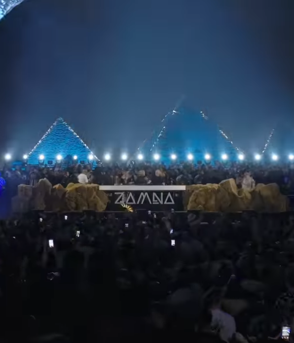من تنظيم عمرو منسي وبحضور الهضبة.. حضور جماهيري ضخم في أولى ليالي مهرجان زامنا في الأهرامات