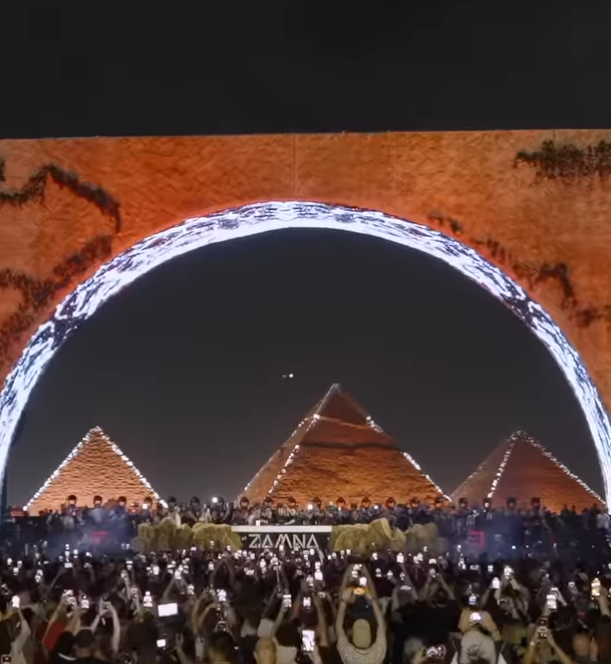 من تنظيم عمرو منسي وبحضور الهضبة.. حضور جماهيري ضخم في أولى ليالي مهرجان زامنا في الأهرامات