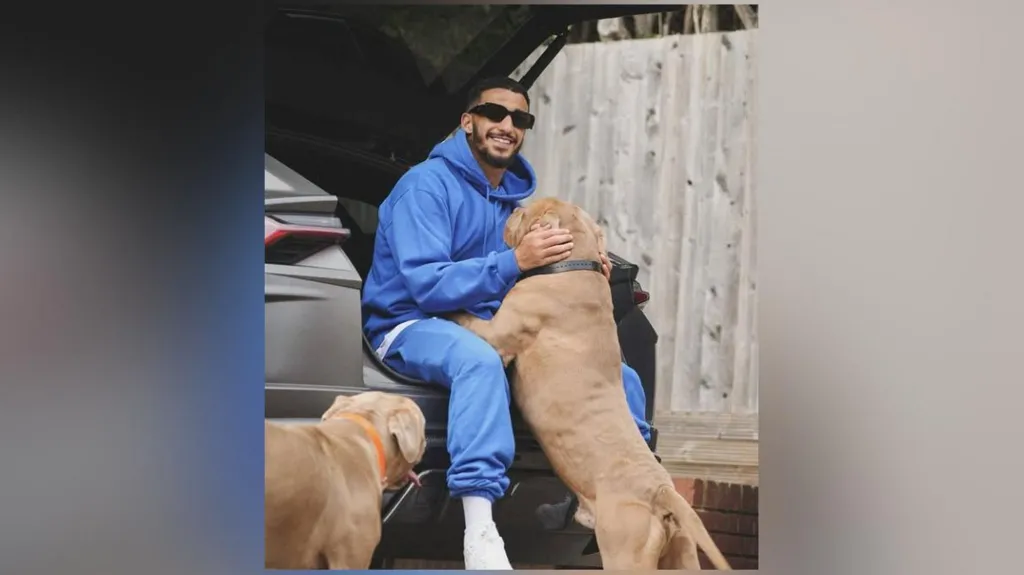 <strong>الجزائري سعيد بن رحمة لاعب نيوم السعودي رفقة الكلبين&nbsp;</strong>