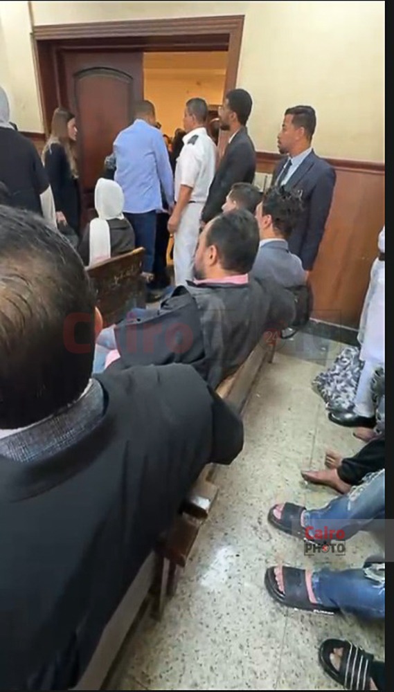 ميدو وأسرته يدعمون نجله خلال أولى جلسات محاكمته في قضية حيازة المخدرات