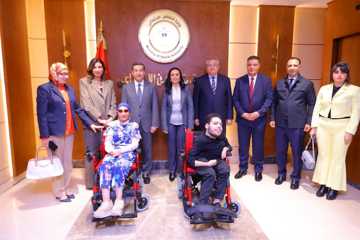 وزيرة التضامن ورئيس بنك التعمير والإسكان&nbsp; مع الطلاب من ذوي الإعاقة&nbsp;