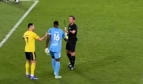 جماهير النصر تقذف إدوارد ميندي حارس أهلي جدة ببعض الأشياء.. وكريستيانو رونالدو يطالبهم بالهدوء (1)