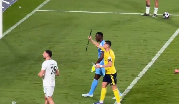 جماهير النصر تقذف إدوارد ميندي حارس أهلي جدة ببعض الأشياء.. وكريستيانو رونالدو يطالبهم بالهدوء (2)