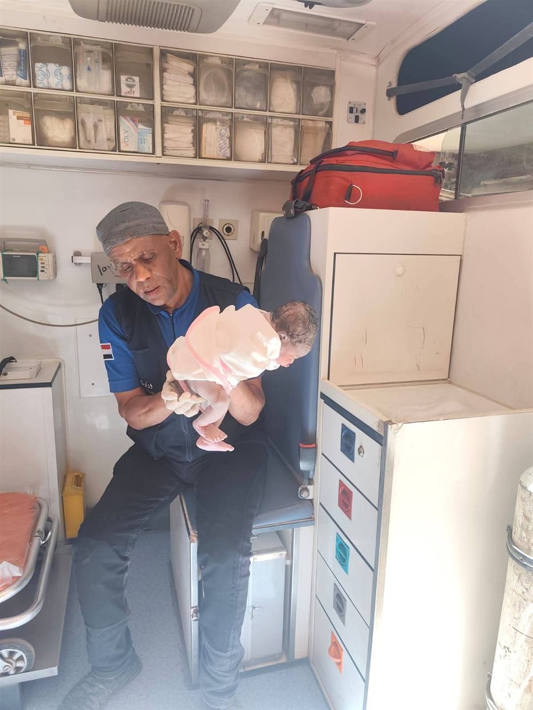 مسعف بأسوان يقوم بتوليد سيدة سودانية بعد تعرضها لحالة طلق أثناء توصيلها إلى المستشفى