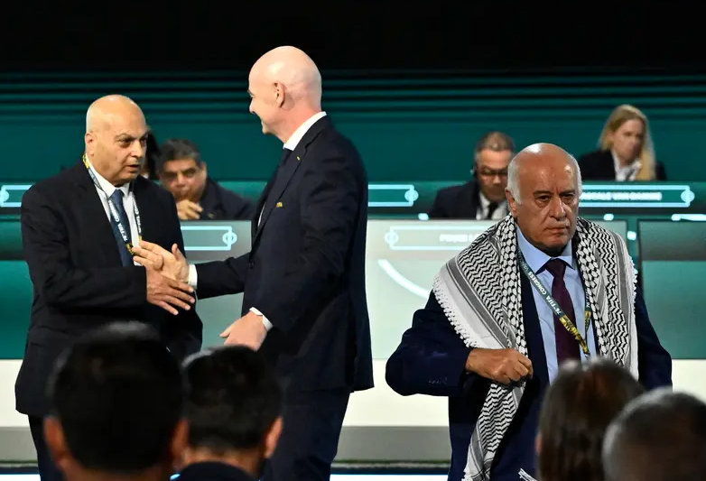 رئيس الاتحاد الفلسطيني يرفض مصافحة نظيره الإسرائيلي