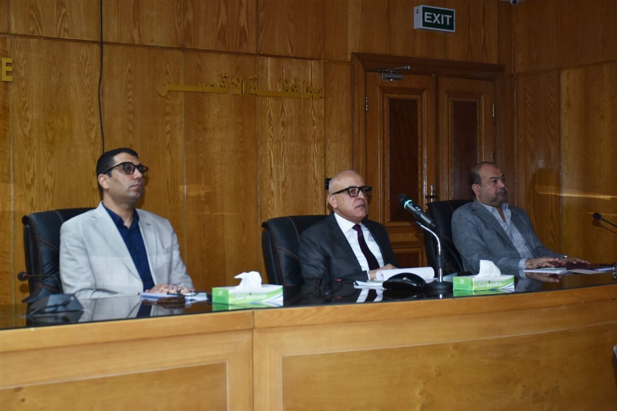 محافظ الأقصر يتابع ملفات العمران والتصالح