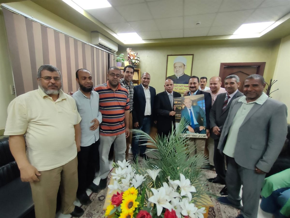 بلوحة كبيرة تحمل صورتة تكريم معلم بأزهر الأقصر&nbsp;