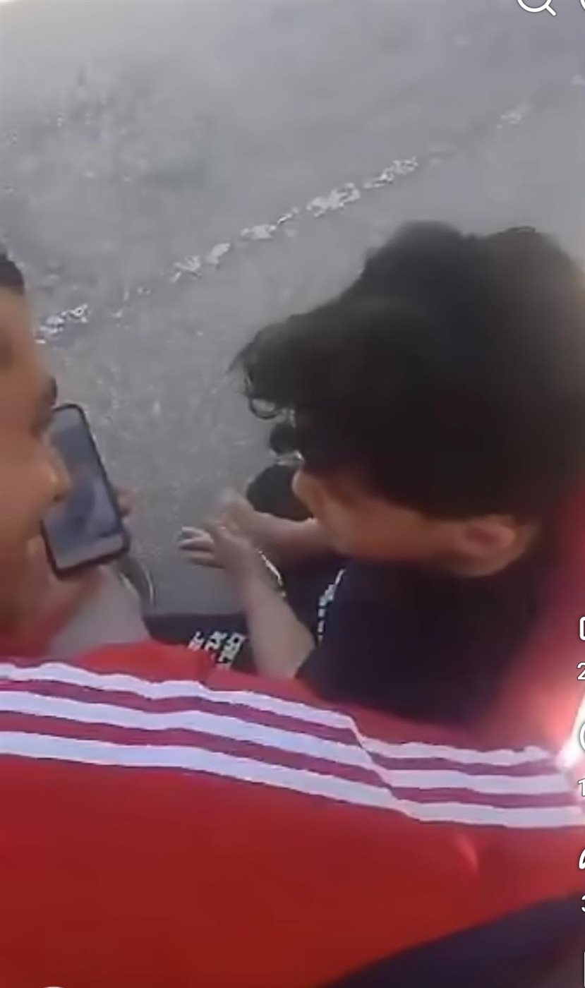 الصغير مع الأب يتبادلان الحديث&nbsp;