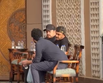 أصحاب واجب.. أوس أوس ومحمد عبد الرحمن &nbsp;يواسيان شقيق حمدي الميرغني خلال عزاء والده