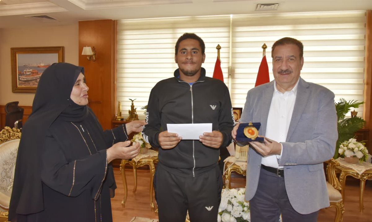 تكريم أسرة الشهيد محمود أبو جمرة وبطل الجمهورية للسباحة&nbsp;