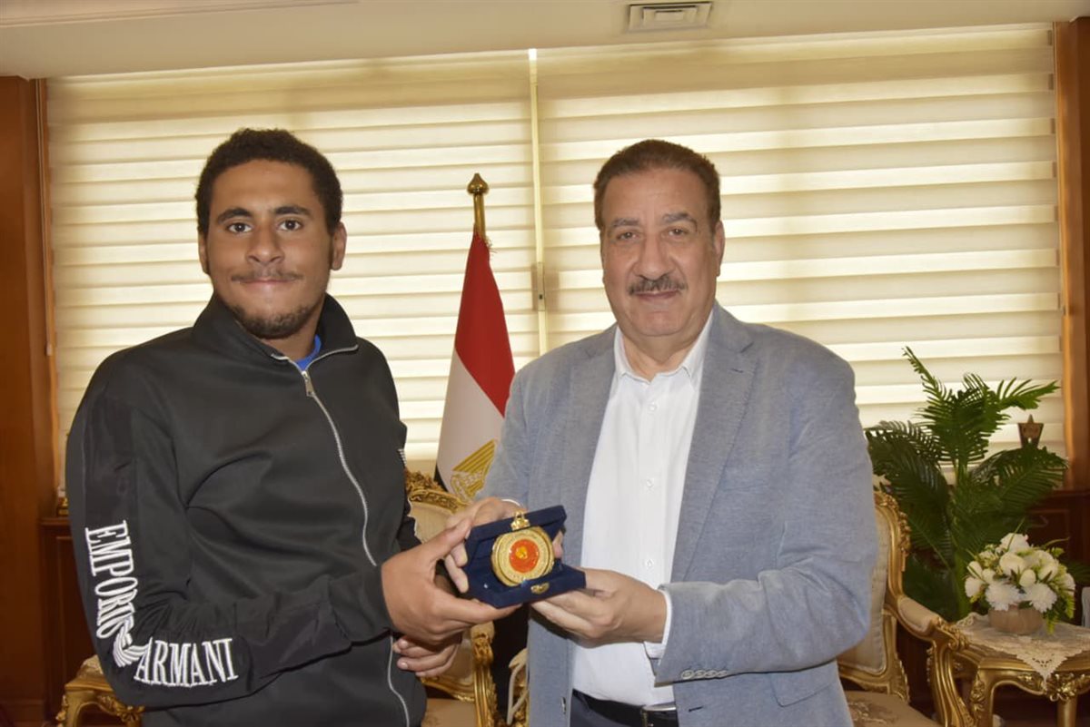 تكريم أسرة الشهيد محمود أبو جمرة وبطل الجمهورية للسباحة