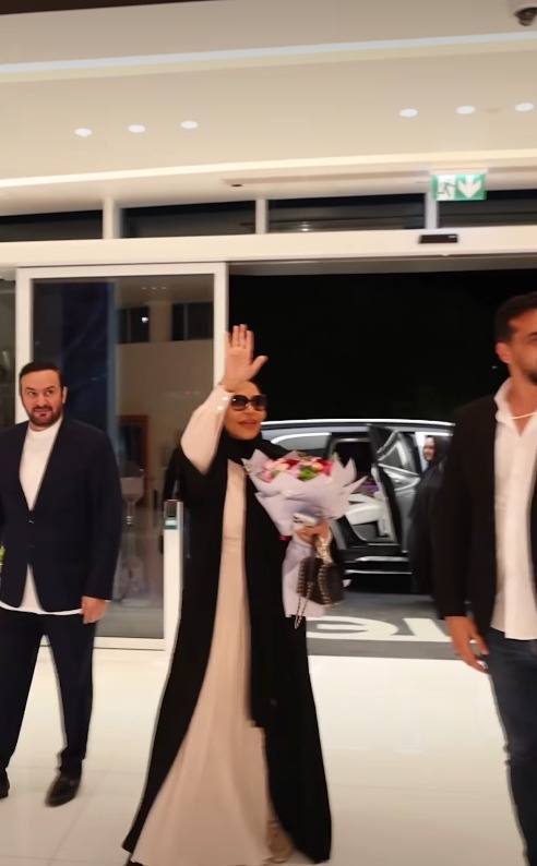 بـ طائرتهما الخاصة.. لقطات من وصول أحلام وزوجها إلى القاهرة لإحياء حفل ليلة الموسيقار طلال بـ دار الأوبرا المصرية